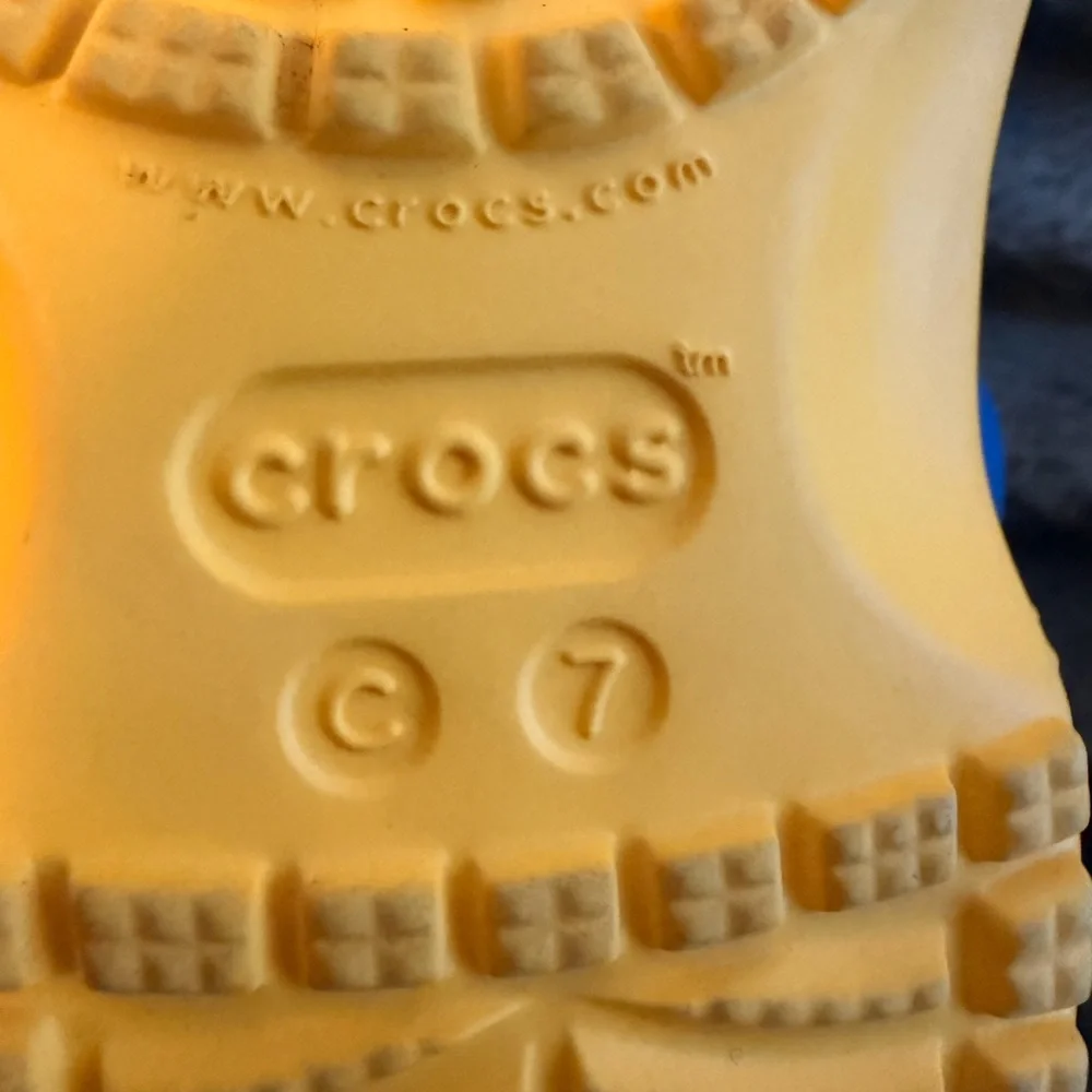 Kids' minion crocs 7C